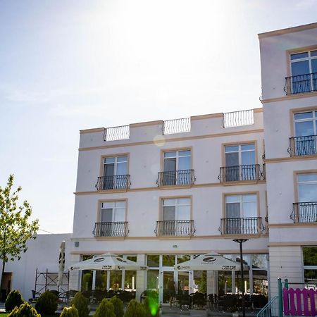 Unique Garden Hotel Brăila Exterior photo