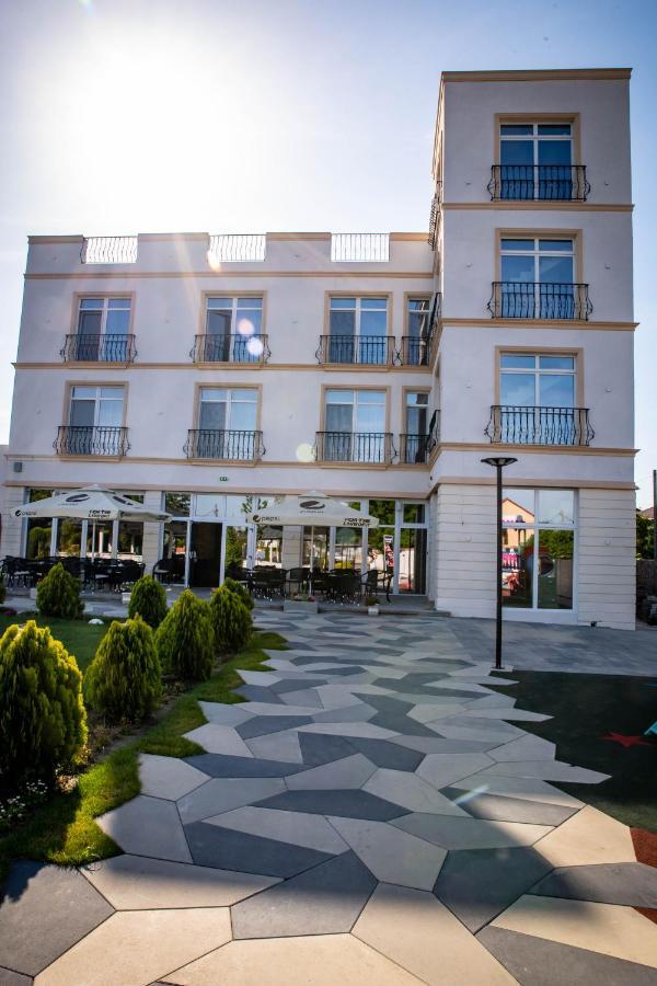 Unique Garden Hotel Brăila Exterior photo