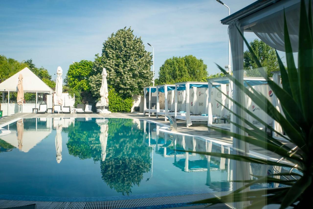 Unique Garden Hotel Brăila Exterior photo